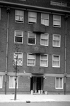 Gevel met portiek, zoals gefotografeerd door de architect.
              <br/>
              Beeldbank Stadsarchief, juni 1935